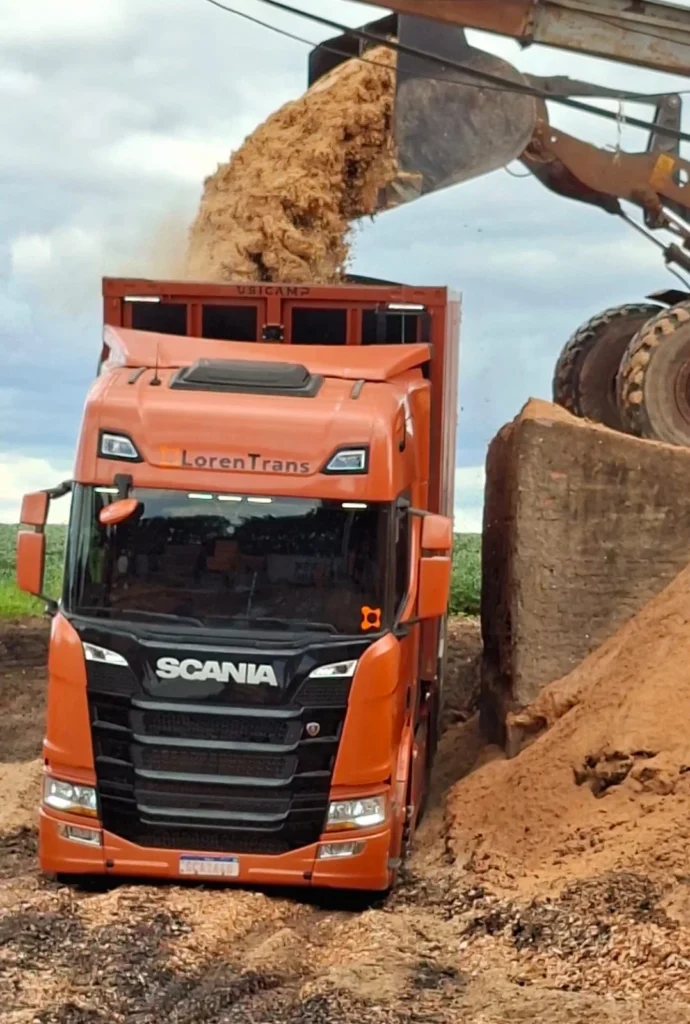 De cinco carretas a 70 equipamentos: como a escolha certa transforma uma transportadora de biomassa
